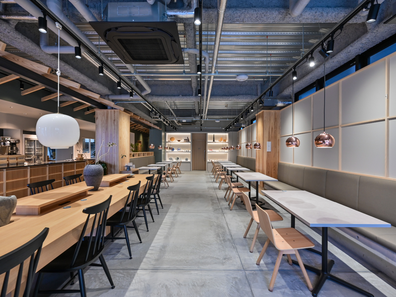 お食事をご案内する1階レストラン「∴トロワ」