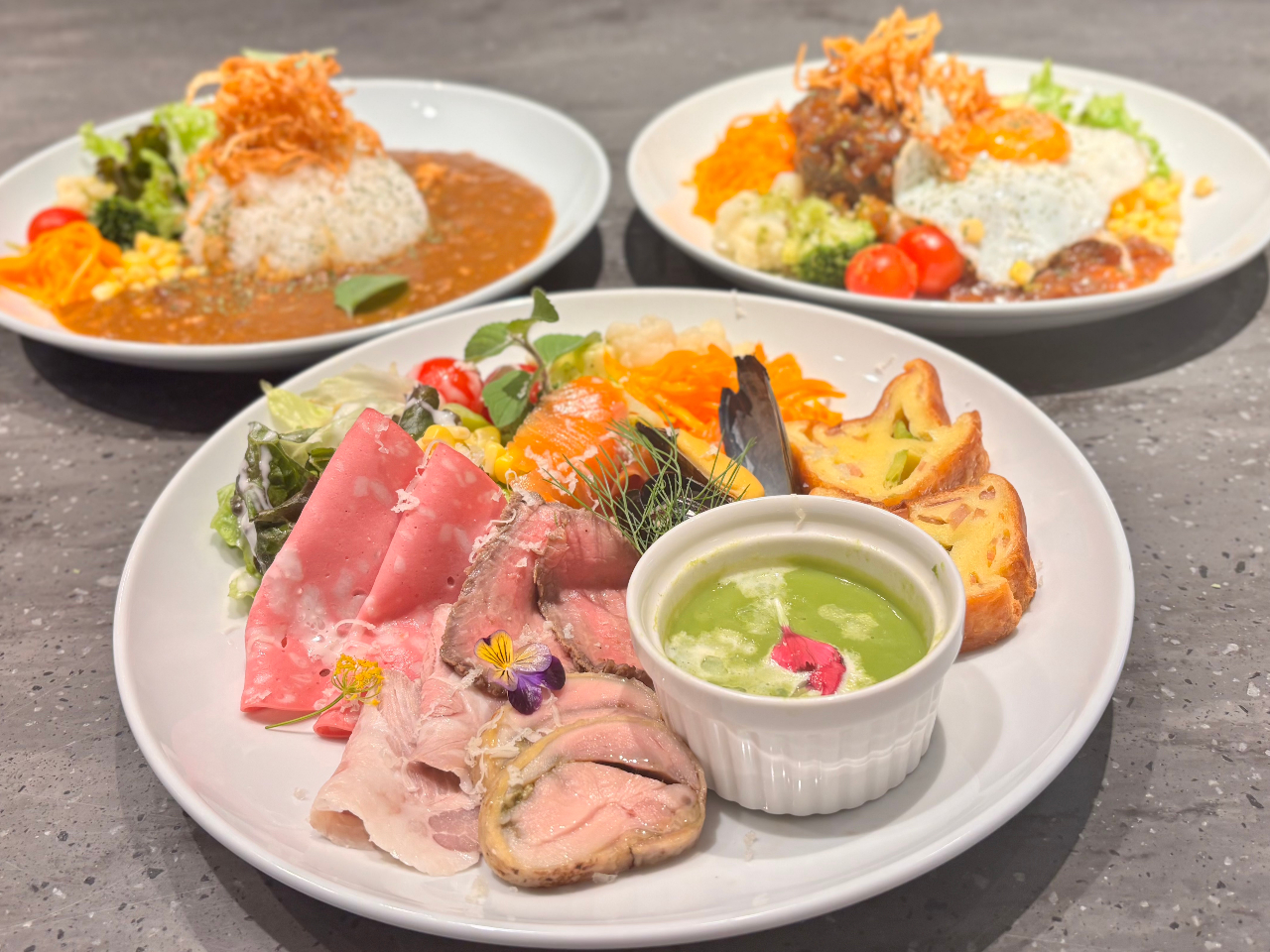 選べる三種のランチプレート♪”食べて健康に、美しく”がコンセプトのランチメニューです!