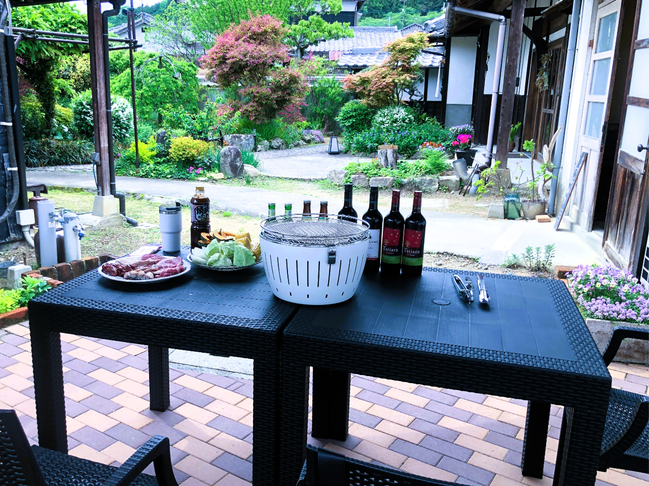 庭の様々な花を見ながらのBBQが楽しめます。( 梅、桜、モッコウバラ、山桃、藤、シャクナゲ、ボタン、芍薬、ボケ、雪柳、ツワブキ、トキワマンサク、クリスマローズ)