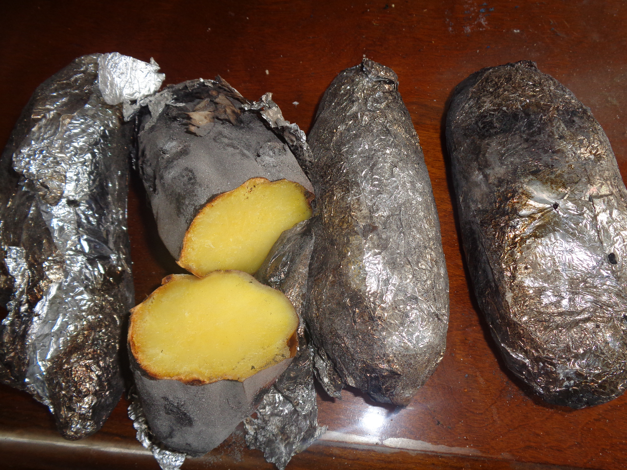 枯れ草・枯れ枝燃やして焼芋!。