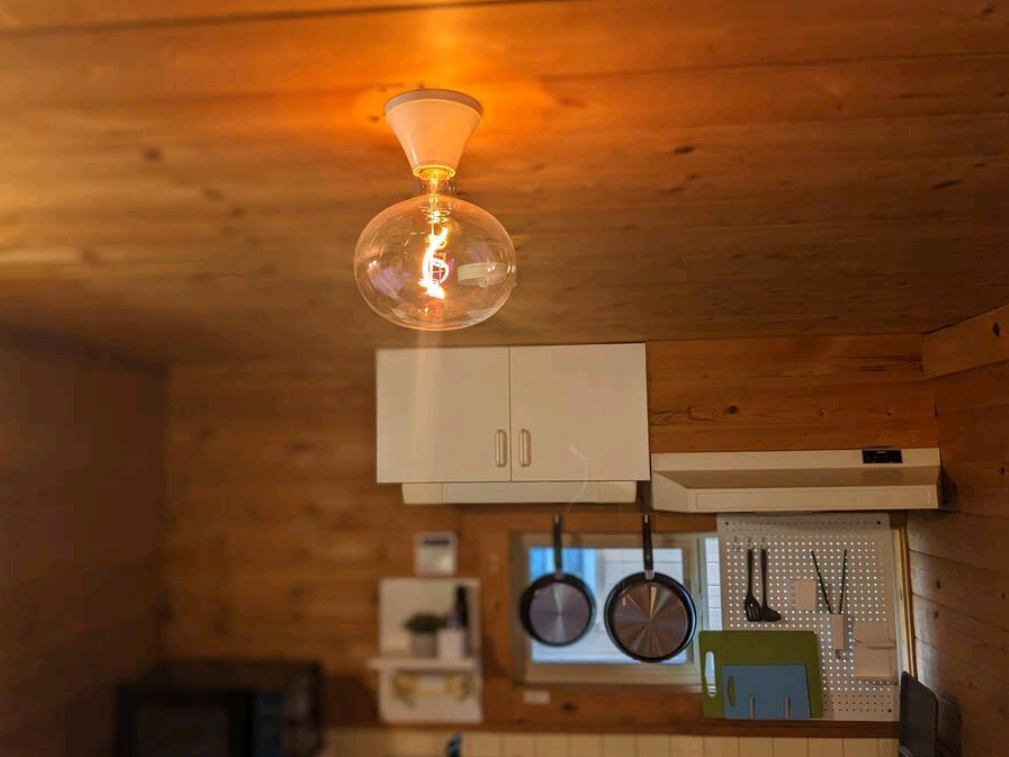 キッチン設備※調理器具、食器類、レンジ、冷蔵庫、炊飯器、ケトルあり