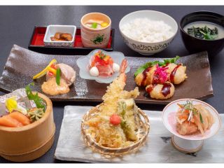 【IRODORIオーブマリアージュ】各料理長が腕を振るう〈和洋中〉の拘り食材を使用した当レストラン1番人気の折衷ランチセット。数量限定です。