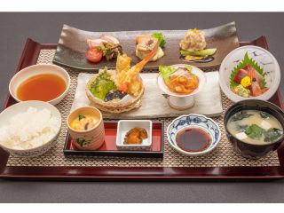 レストランソファー席。高級感のあるソファーで美味しい料理と贅沢な時間をお楽しみ下さい。