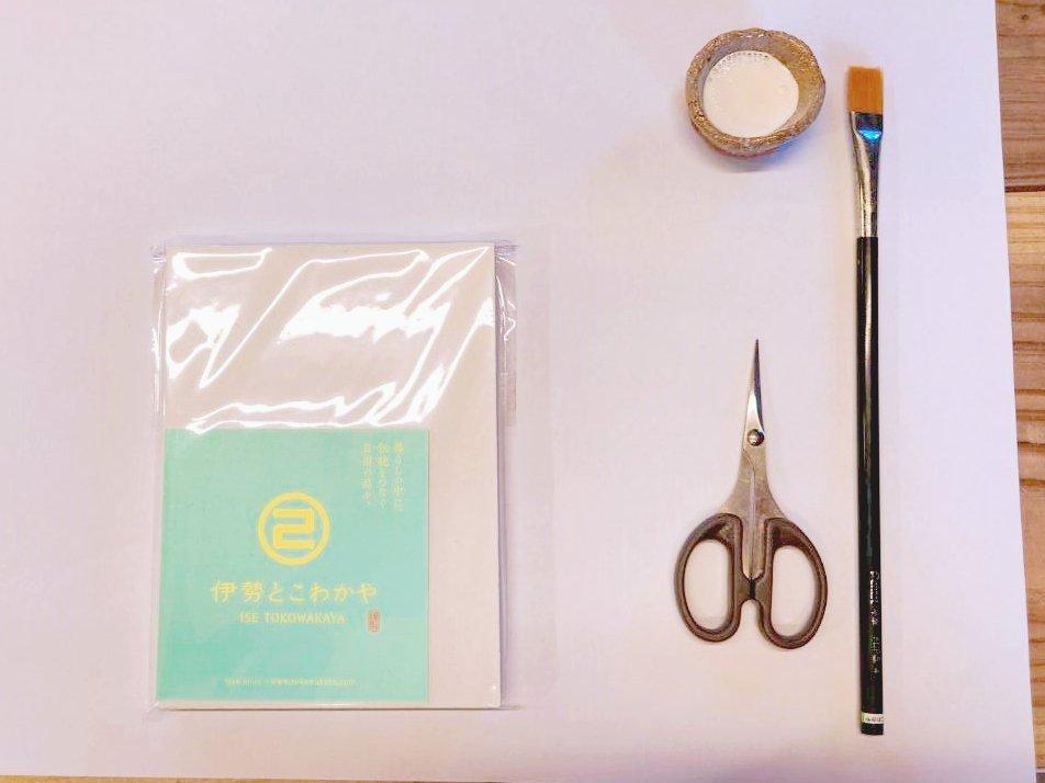 伊勢とこわかやさんの御朱印帳作成キットを使い、スタッフが丁寧にお教えいたします。オリジナル御朱印帳がカンタンに作成できます!