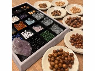 希少な伊勢神宮の木珠と天然石を使ったブレスレットをお作りいただけます(協力:奥伊勢堂)