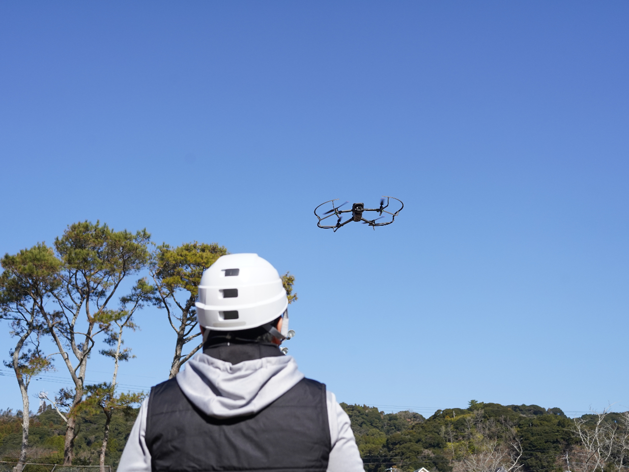 ◆最新機材のドローンを使ってドローンの撮影や飛行体験ができます
◆ドローンに興味がある!まったく初心者の方でも大歓迎です
◆国家資格取得をお考えの方、是非お越しください