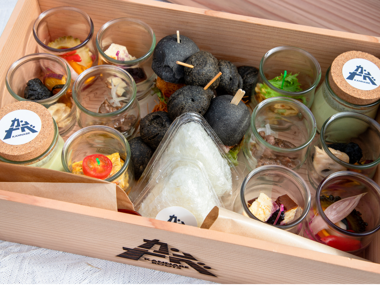 �n���H�ނ����Ղ�́uKANNABE ROOTS BOX�v���i�̒��ŁB