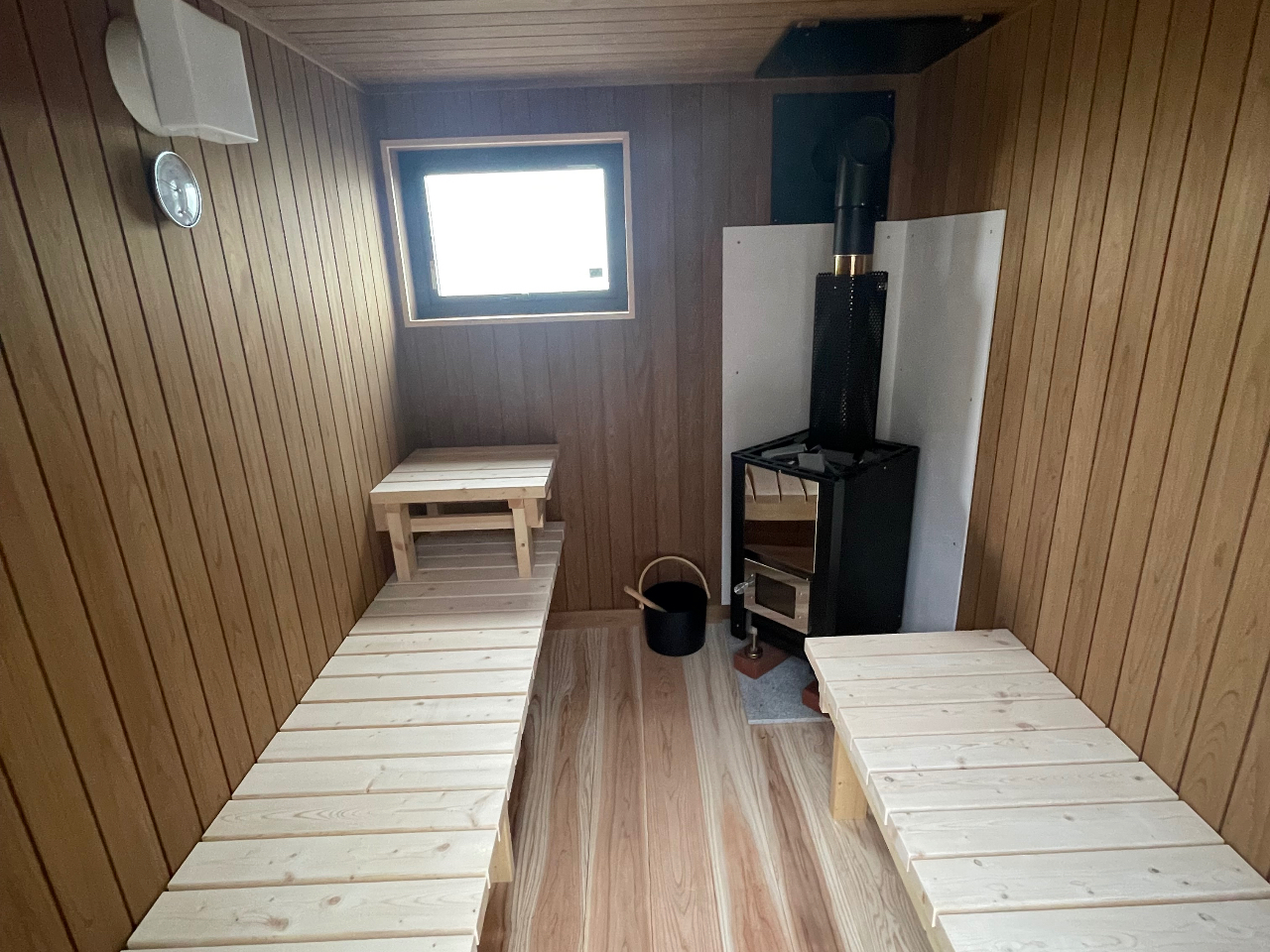 奥の窓からは瀬戸内海を景色をお楽しみいただけます