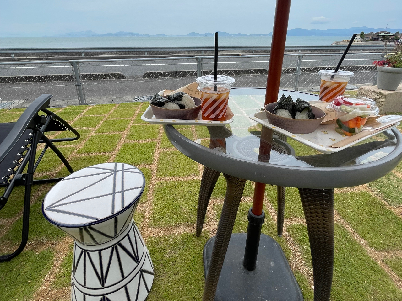 芝生スペースにてゆっくり軽食をとりながらおつくろぎいただけます