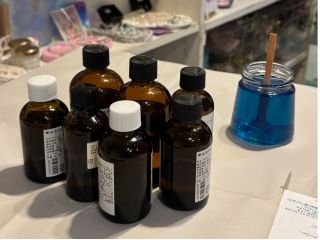 その日のホロスコープに合わせた精油をご説明。お好きな香りを作っていただきます。