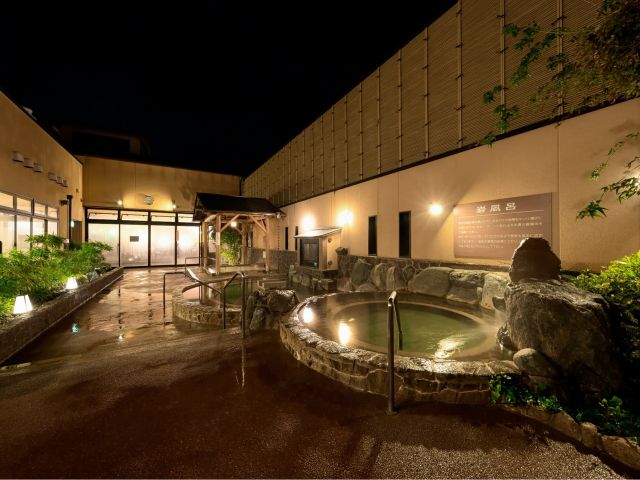【積善温泉岩風呂(療養泉)】地下約620mから湧出した弱アルカリ性の天然温泉で、筋肉や関節の痛みから疲労回復、不眠症など様々な症状に効果があると言われています。