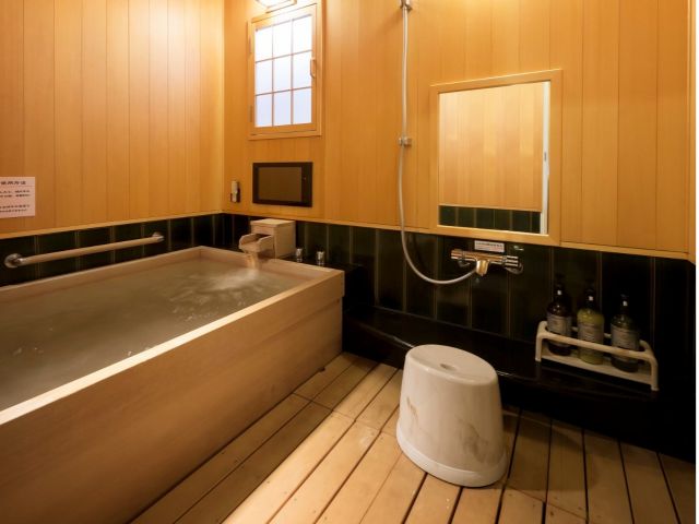 【家族風呂(人工炭酸風呂)】個室が併設された貸切風呂で、まわりに気をつかうことなく、小さなお子様同伴でものんびりとお過ごしいただけます。(要予約・別途有料)
