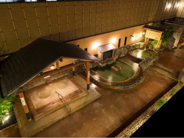 【積善温泉岩風呂(療養泉)】地下約620mから湧出した弱アルカリ性の天然温泉で、筋肉や関節の痛みから疲労回復、不眠症など様々な症状に効果があると言われています。