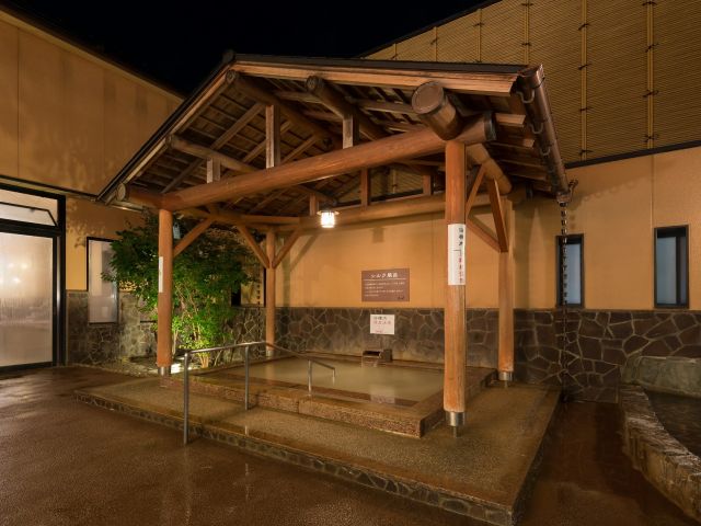 【絹の湯 シルク風呂】シルク風呂は細かい気泡を常に出している為、お湯は気泡で真っ白に見えます。シルクのような滑らかで真っ白な浴槽が、柔らかく肌を包み込みます。
