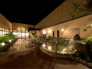 【積善温泉岩風呂(療養泉)】地下約620mから湧出した弱アルカリ性の天然温泉で、筋肉や関節の痛みから疲労回復、不眠症など様々な症状に効果があると言われています。