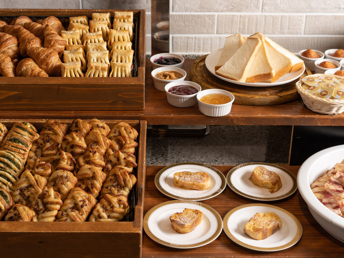 バラエティー豊かなパンコーナー。パン派の方必見です♪