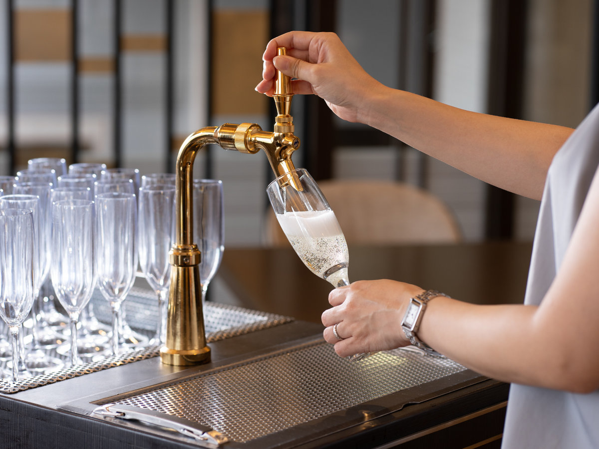 モーニングワインには樽生スパークリングをご用意しています