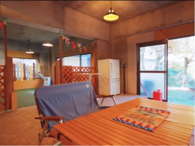 秘密基地みたいな室内リビング!奥が屋内ドッグランです!冷蔵庫もございます!