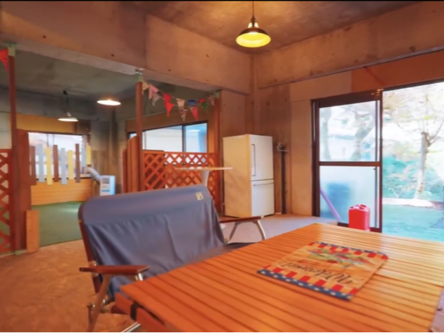 秘密基地みたいな室内リビング!奥が屋内ドッグランです!冷蔵庫もございます!