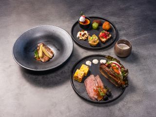 バーカウンターにて地元の食材を使用したさまざまな料理、厳選したお茶や原酒とのペアリングをお楽しみいただけます。