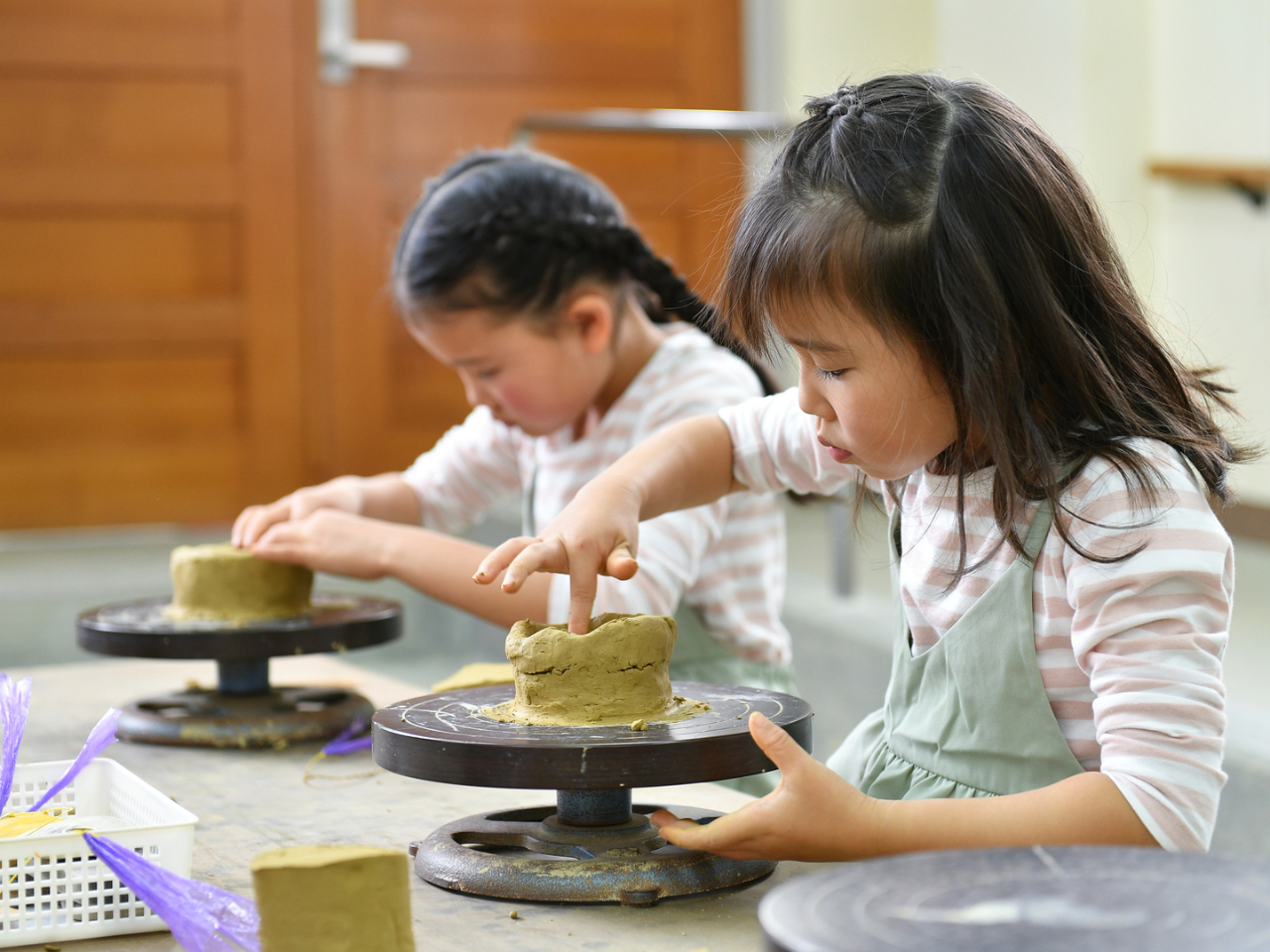 粘土の感触に大人も子供も夢中になります