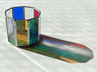 昭和時代から作られている結晶柄のガラスと5色の色ガラスで9角形の小箱を作ります。光があたると色の影がとても綺麗です。直径約7.5cm 高さ約6cm