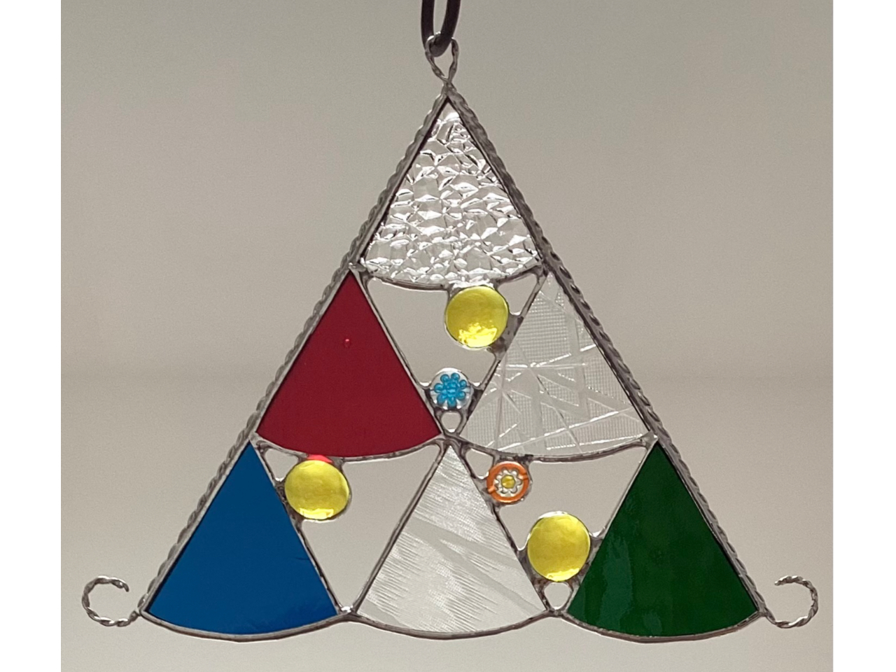 現在製造されていない貴重な昭和レトロガラスと色ガラス、ミルフィオリで作ります。柄には名前が付いていて今回はダイヤ、松葉、梢です。ガラス部分一辺約14cm