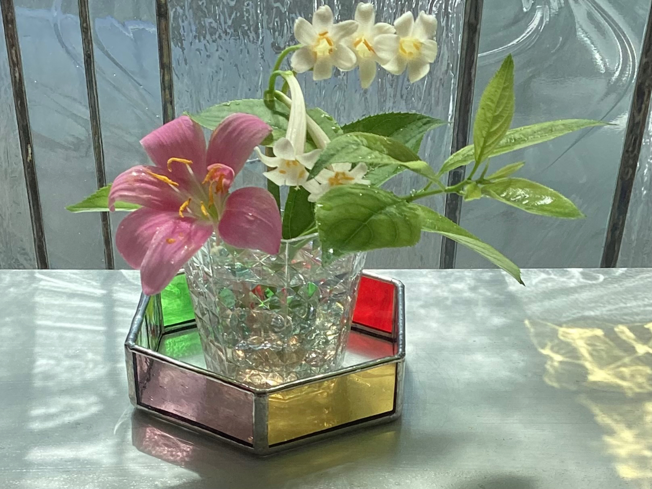 庭に咲いていた花を飾って。ほんの何本かの花でもトレイにのせると華やかさを増してくれます。