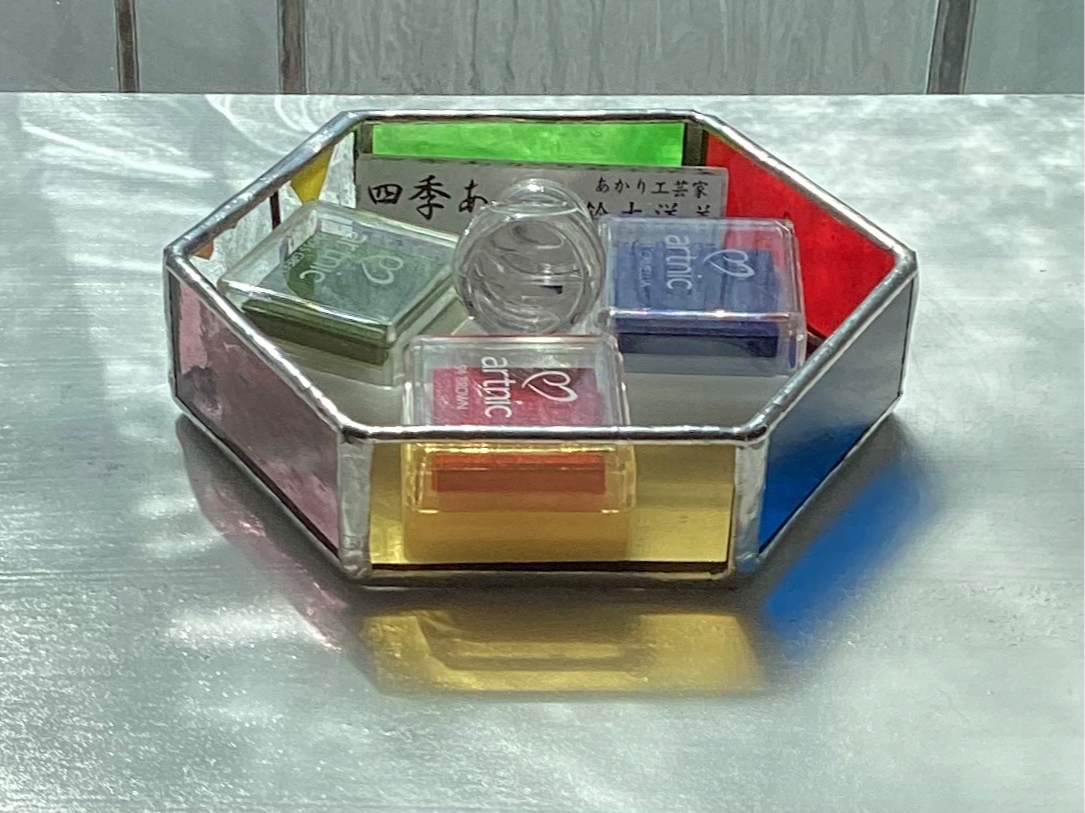 fXN̏ł͏ȎpiāBtbƁAYȐFɖuԂyłB