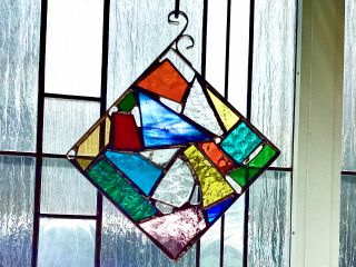 色とりどりのガラスで作るステンドグラスオーナメント。ガラスは当日選べるので個性的な作品が自由に作れます。アンティークな雰囲気の真鍮枠がお洒落です。