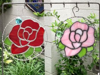 ステンドグラスでも王道の薔薇。庭に飾るとグリーンによく映えます。部屋のお気に入りの空間作りにも。2回目以降の方にオススメです。赤又はピンクから好きな色を選べます