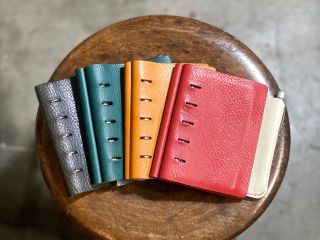 使い込むほど艶が増して色が深まる「経年美」がミネルバの真骨頂