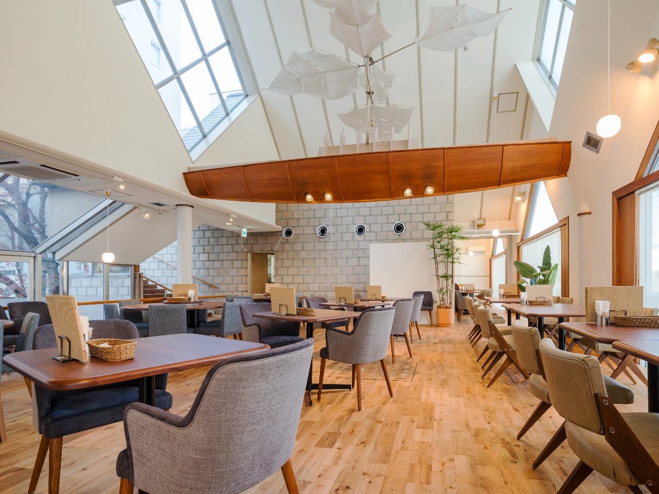 店内の雰囲気 天上が高く広々ゆったりした空間です お食事をゆっくりお楽しみいただけます