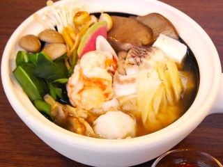 具がたっぷりの熱々鍋をお楽しみください