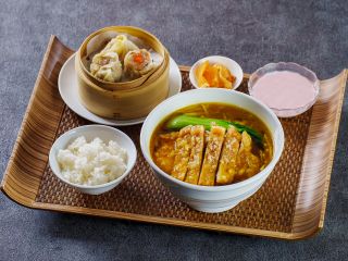 カレー排骨麺ボリューム満点♪
