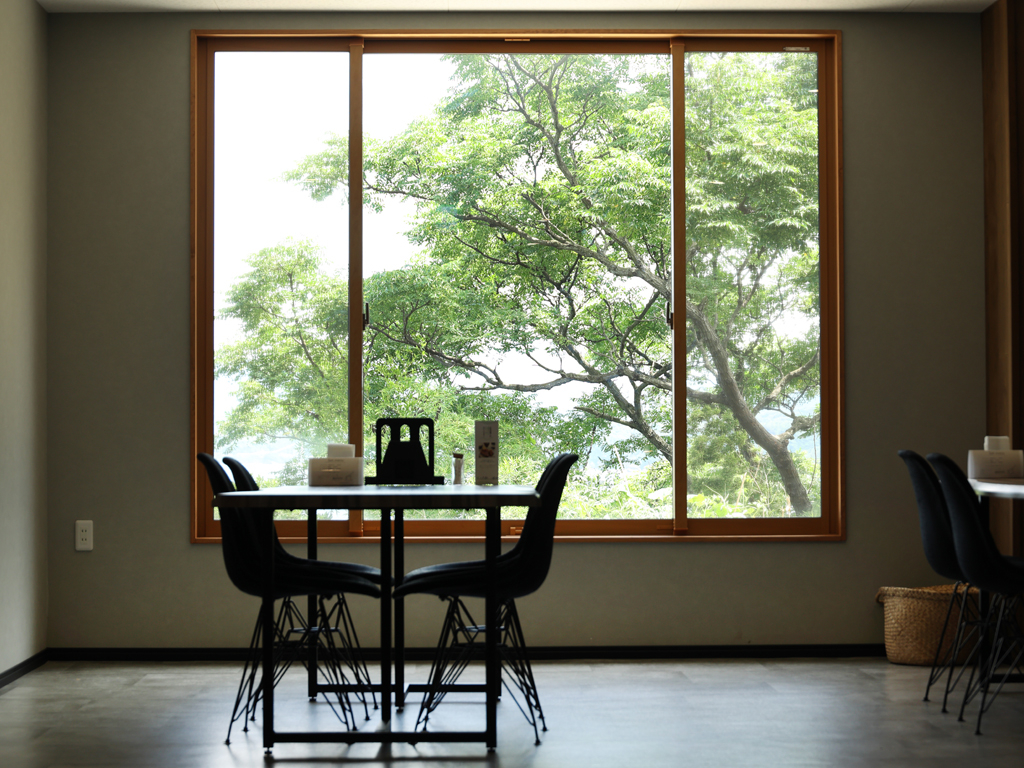 �_�{�ؗ����u���Ȃ݁v�^���{�S�i�E�V�R�L�O���ɑI�΂ꂽ�C���ƃG�������h�O���[���̊C���ڂ̑O�ɍL����A��i�̃��P�[�V�����B�g����BGM�ɂ������������\����������