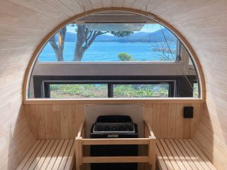 【バレルサウナ】海と空を望む特等席で“ととのう”ひととき。木の香りに包まれたバレルサウナで、静かな熱と開放感を味わえる一枚です。