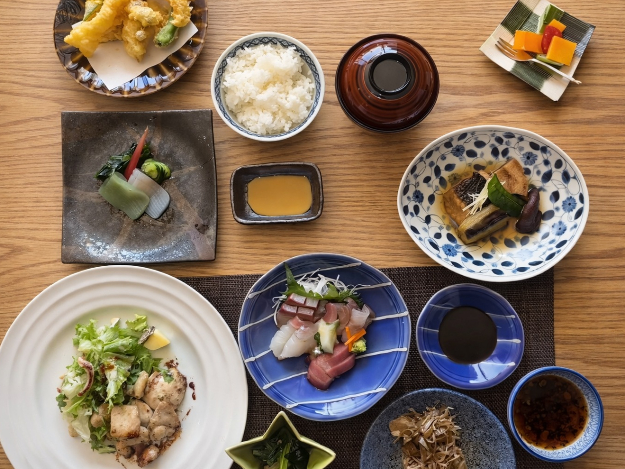 【きわど彩御膳イメージ】海の恵みと地元の旬を活かした和食膳を、作り置きせず一品ずつ丁寧に仕上げております。少室ならではの心を込めたおもてなしをぜひ。