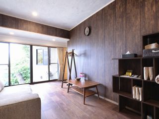 《別邸きわど庵−ほしあかり》:カラオケができる共有リビング。ソファーやクッションを利用して団欒をお愉しみください。
