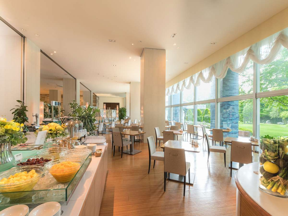 大きな窓から外の景色をご覧いただける開放的で明るい雰囲気の店内