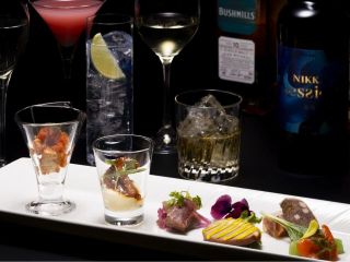 お酒とアミューズがセットになったプランです