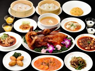 北京ダックや長年親しまれ続けてきた桃源郷の復刻メニューなど全48品が食べ放題! 出来立て熱々の美味しさをお席まで直接お届けします。