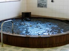 『黒湯』と呼ばれる黒褐色の温泉はじめ8種類のお風呂やサウナ
