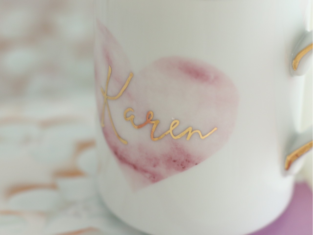 キラッキラのゴールドで名入れします。フリーハンドで手書きではないので本格的な仕上がりに