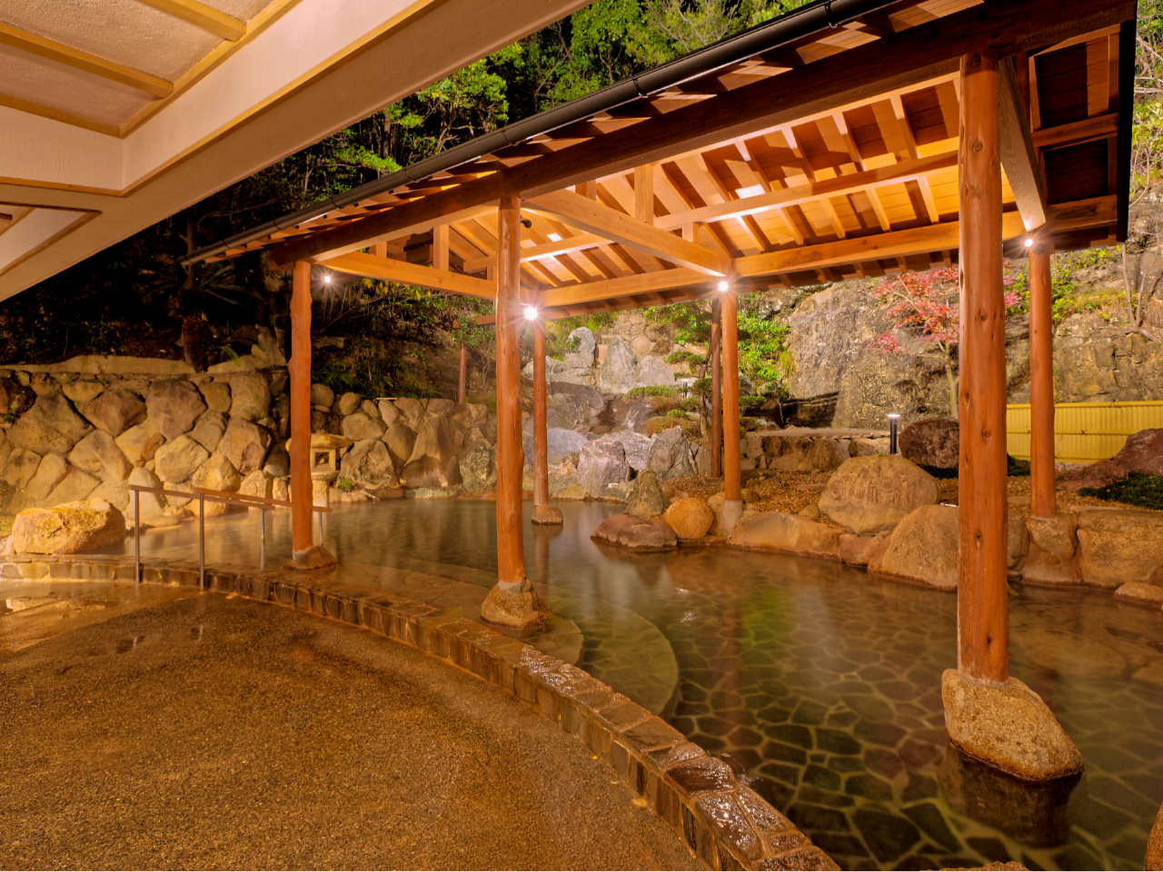 こちらが、露天風呂「朝の湯」(男女入替制)です♪