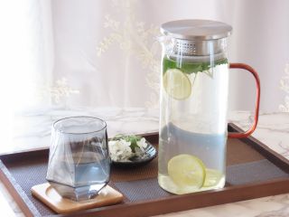 当店手作りデドックスウオーターをどうぞ