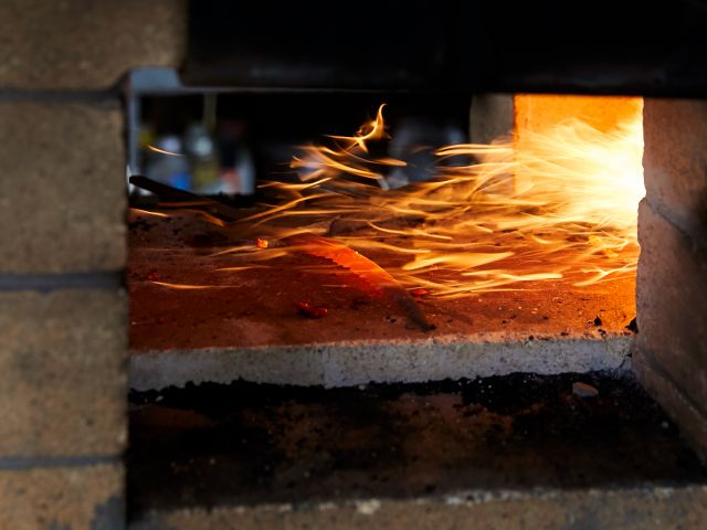 草取カギカマを焼き入れしている様子です。炎がかっこいいです。