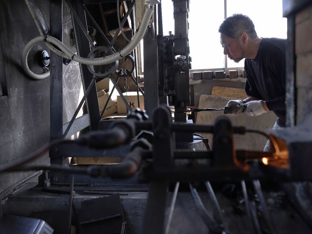 窯で熱した鉄材を電気ハンマーで叩く様子です。ダンダンダンダン!!と迫力ある音がします。