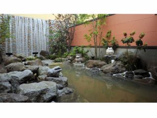 滝のせせらぎと解放的な露天風呂、癒しの空間♪