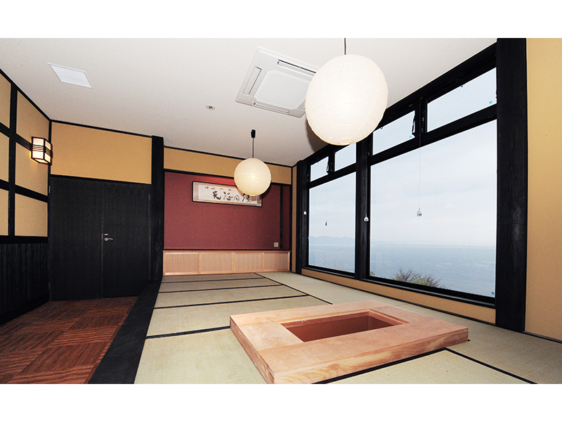 �����C�オ��͈͘F���[�̏�̏�ŁA����C���̗]�C�ɐZ��܂��I